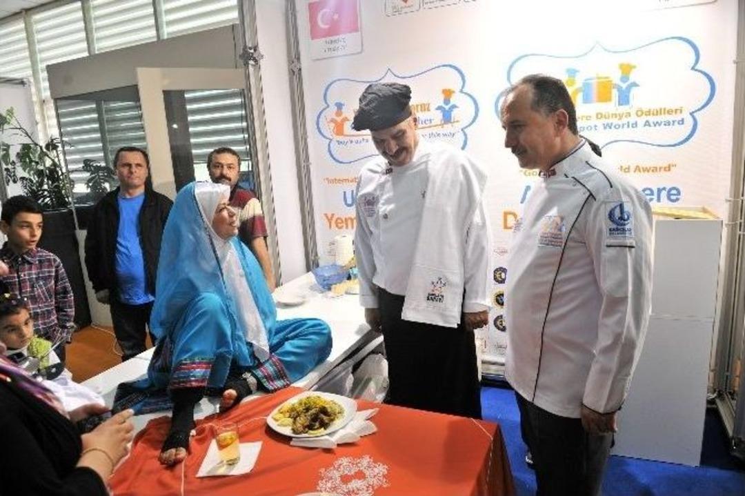 Ayaklarıyla Yemek Yapan İranlı Kadına &lsquo;altın Tencere &Ouml;d&uuml;l&uuml;&rsquo; Verildi