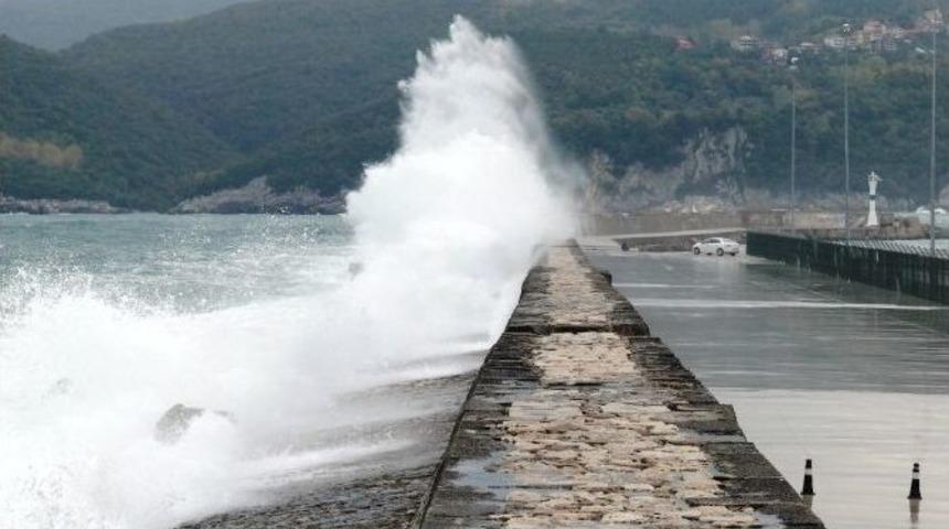 Amasra&rsquo;da Dalga Boyu 12 Metreye Ulaştı