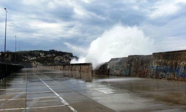 Amasra’da Dalga Boyu 12 Metreye Ulaştı