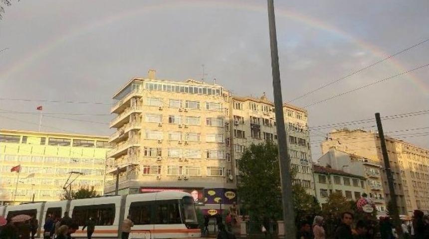 Eskişehir&rsquo;de G&ouml;kkuşağı B&uuml;y&uuml;ledi