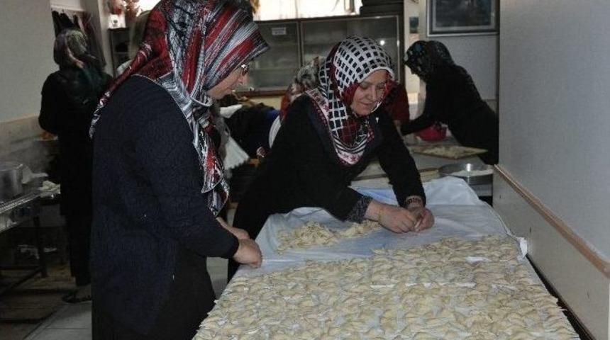 Kayseri Birleşik Kafkasya Derneği &Ouml;ğrenciler İ&ccedil;in Kermes D&uuml;zenledi