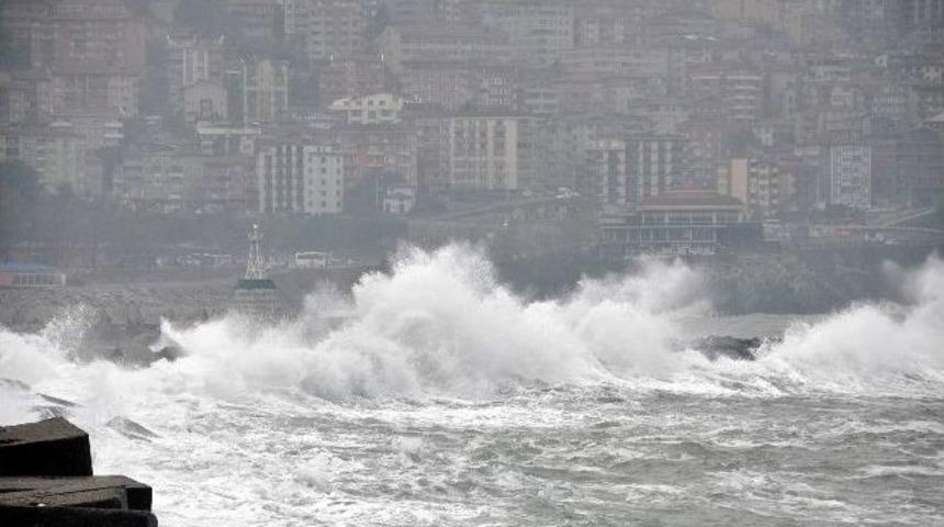 Karadeniz&rsquo;de Fırtına Dev Dalgaları Kıyıya Vurdu