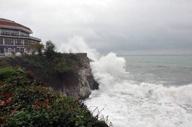 Karadeniz’de Fırtına Dev Dalgaları Kıyıya Vurdu