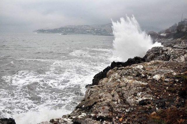 Karadeniz’de Fırtına Dev Dalgaları Kıyıya Vurdu