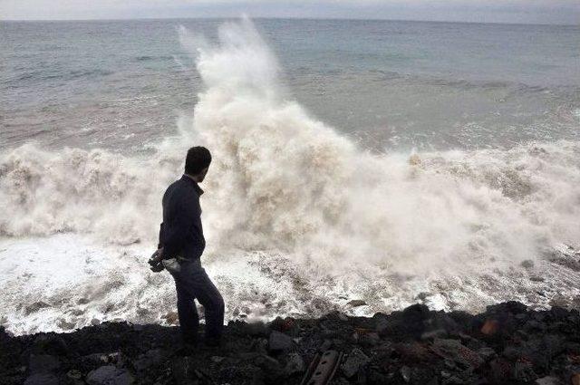 Karadeniz’de Fırtına Dev Dalgaları Kıyıya Vurdu