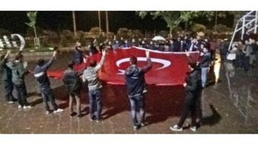 &Uuml;lk&uuml;c&uuml;ler Şehitler İ&ccedil;in Yağmur Altında Dua Etti