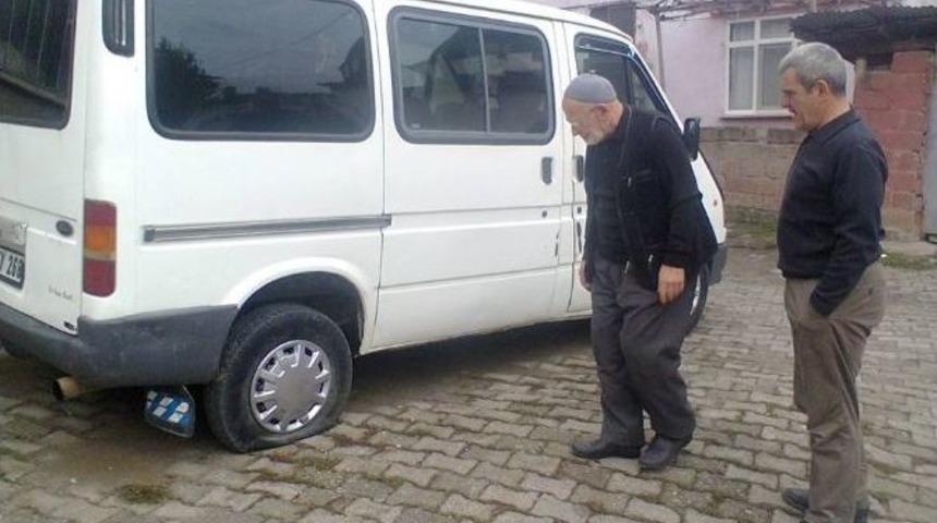 Park Halindeki 7 Aracın Lastikleri Kesildi