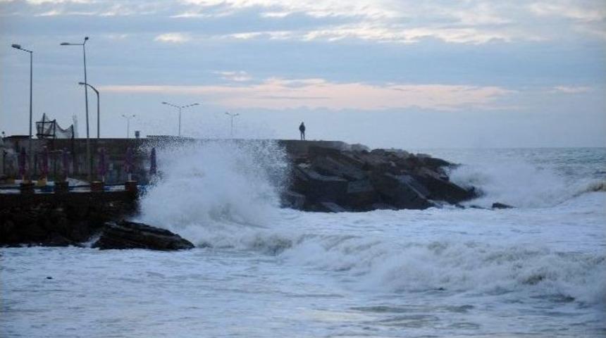 Karadeniz&rsquo;de Dev Dalgalar Kıyıları D&ouml;v&uuml;yor