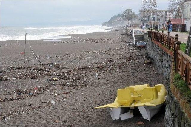 Karadeniz’de Dev Dalgalar Kıyıları Dövüyor