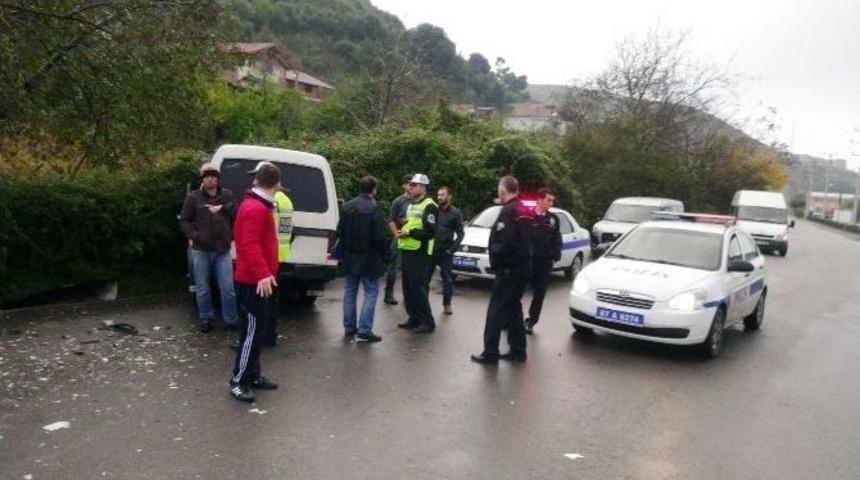 Kamyonet Otomobille &Ccedil;arpıştı: 3 Yaralı