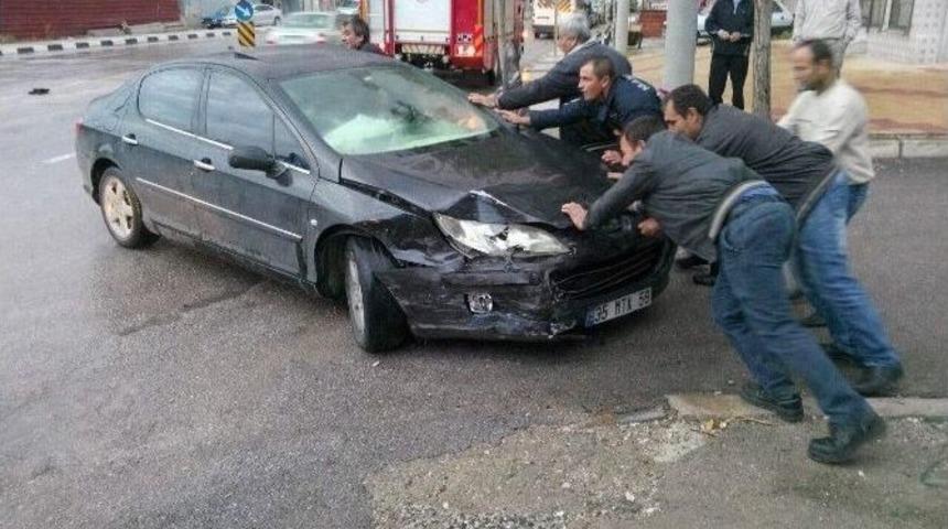 Manisa&rsquo;da Yağışlı Hava Kaza Getirdi