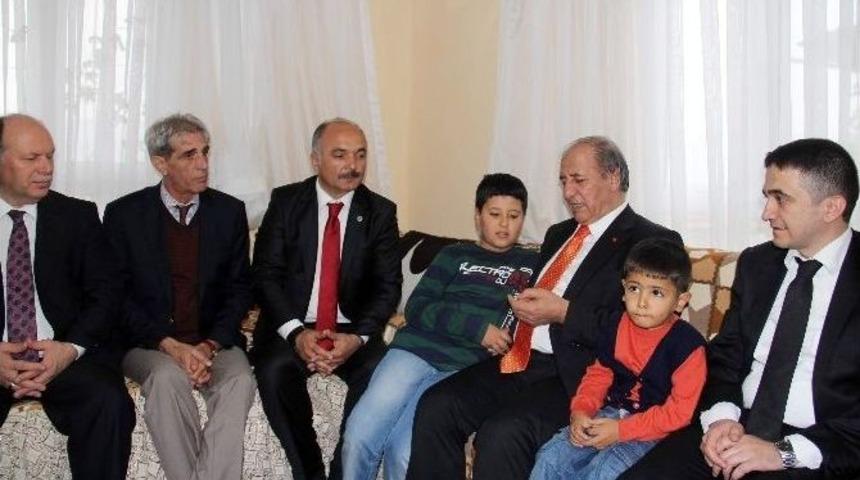 Vali Ahmet Kara, Soma Şehidinin Ailesini Ziyaret Etti