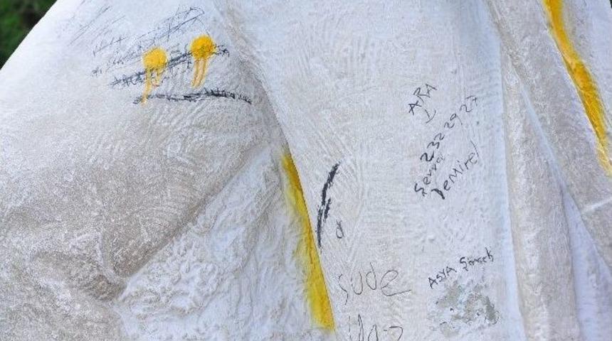 Saruhanbey Heykeline B&uuml;y&uuml;k Saygısızlık