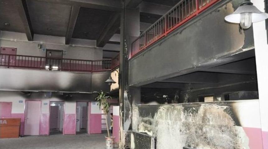 G&ouml;steriler Sırasında Yakılan Okulda Veliler Toplantısı Yapıldı