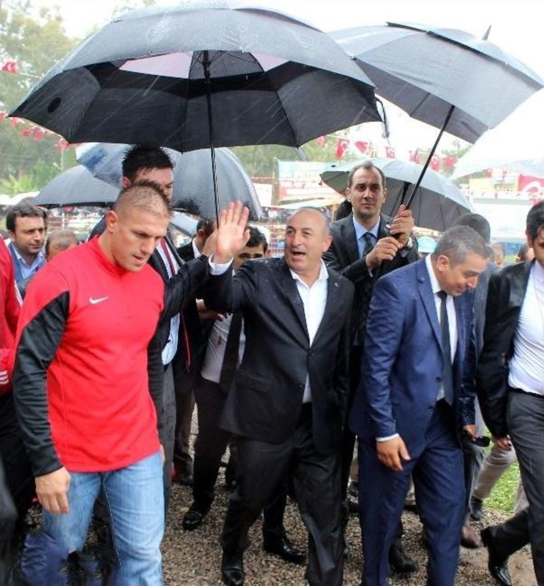 Şiddetli Yağmur Nedeniyle Bakan G&uuml;reşleri Seyredemedi