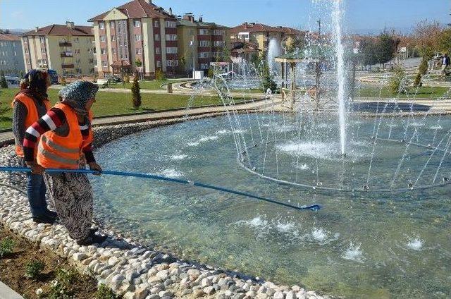 Bozüyük Belediyesi’nden Süs Havuzlarına Bakım