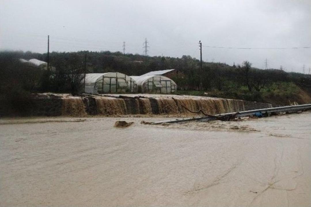 Sel Y&uuml;z&uuml;nden D-100 Karayolu Trafiğe Kapandı