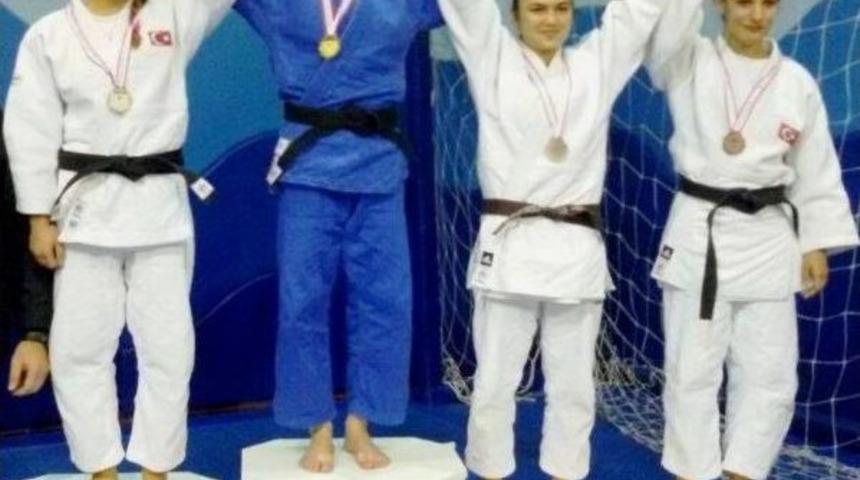 Denizli Bbsk, Ege Cumhuriyet Kupası&rsquo;ndan 30 Madalyayla D&ouml;nd&uuml;