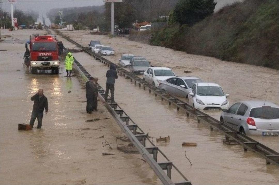Kocaeli&rsquo;de Sel Hayatı Fel&ccedil; Etti
