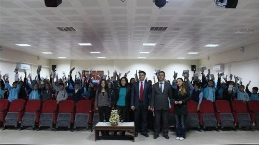 G&uuml;m&uuml;şhane Gen&ccedil;lik Merkezi K&ouml;y Okullarında Kalem Seti Dağıttı