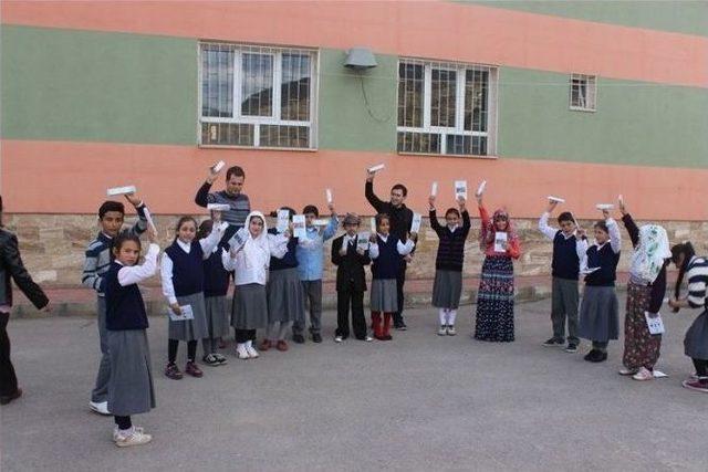 Gümüşhane Gençlik Merkezi Köy Okullarında Kalem Seti Dağıttı