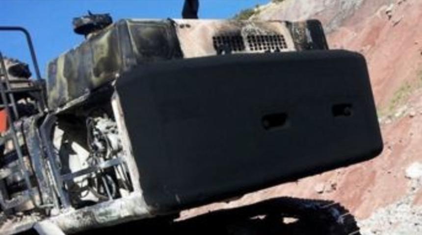 Karlıova&rsquo;da Silahlı Bir Grup İş Makinesini Yaktı