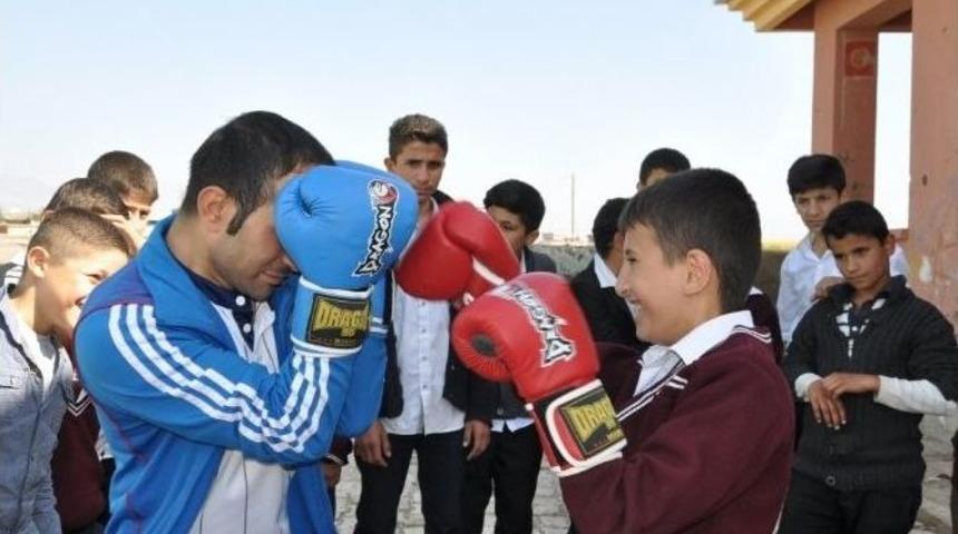 &Ouml;ğrenciler İlk Defa Boks Eldiveni Ve Masa Raketleri İle Tanıştı