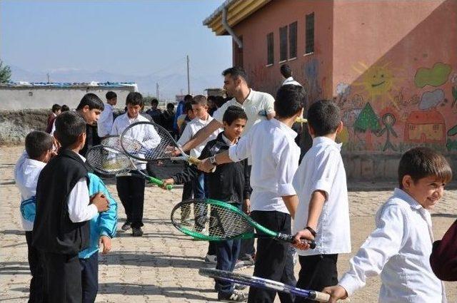 Öğrenciler İlk Defa Boks Eldiveni Ve Masa Raketleri İle Tanıştı