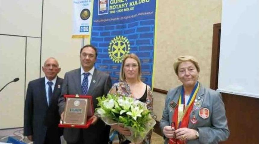 Yrd. Do&ccedil;. Dr. Girginer&rsquo;e 2014 Meslek Hizmet &Ouml;d&uuml;l&uuml;