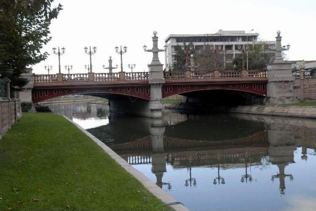 K&ouml;pr&uuml; Altı &Ccedil;evre Esnafı Tedirgin Ediyor