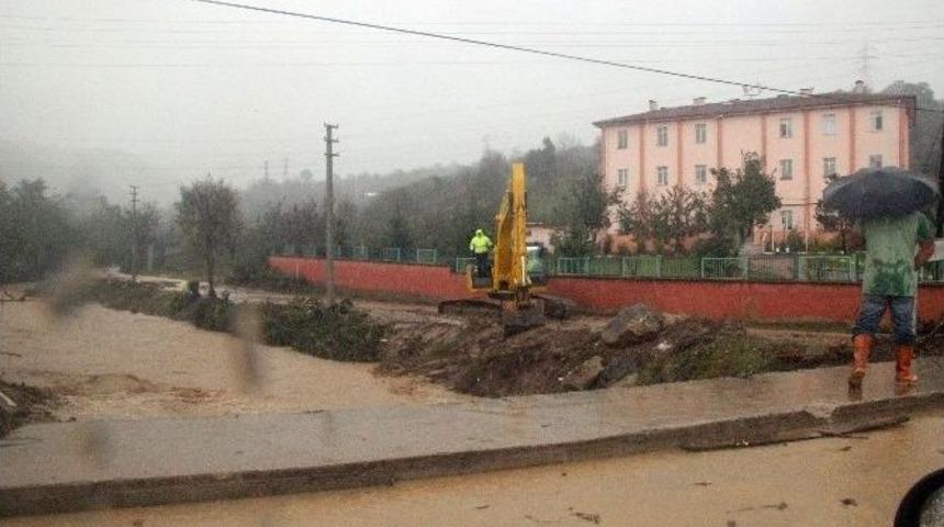 Taşan Dereler Evleri Sular Altında Bıraktı