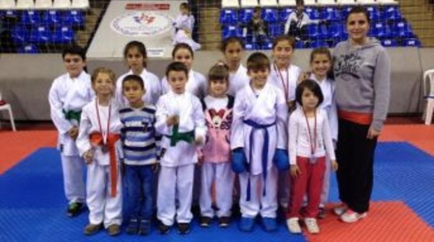 Karete Şampiyonası Hendek Atat&uuml;rk Kapalı Spor Salonunda Ger&ccedil;ekleşti