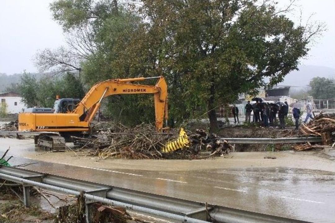 Sel Nedeniyle Kapanan D-100 Karayolunu A&ccedil;ma &Ccedil;alışmaları S&uuml;r&uuml;yor