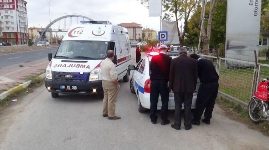 Ehliyetsiz S&uuml;r&uuml;c&uuml; Polisten Ka&ccedil;arken Otomobile &Ccedil;arptı