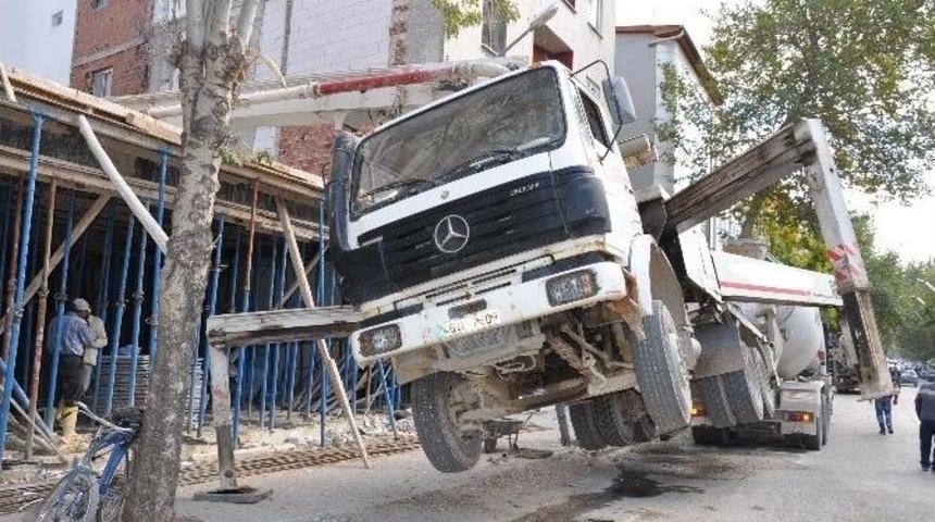 Beton Pompası İnşaatın &Uuml;zerinde Devrildi