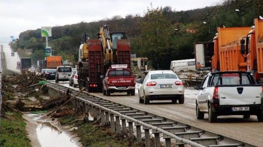 Sular Altında Kalan D-100 Karayolu 6 Saat Sonra Ulaşıma A&ccedil;ıldı