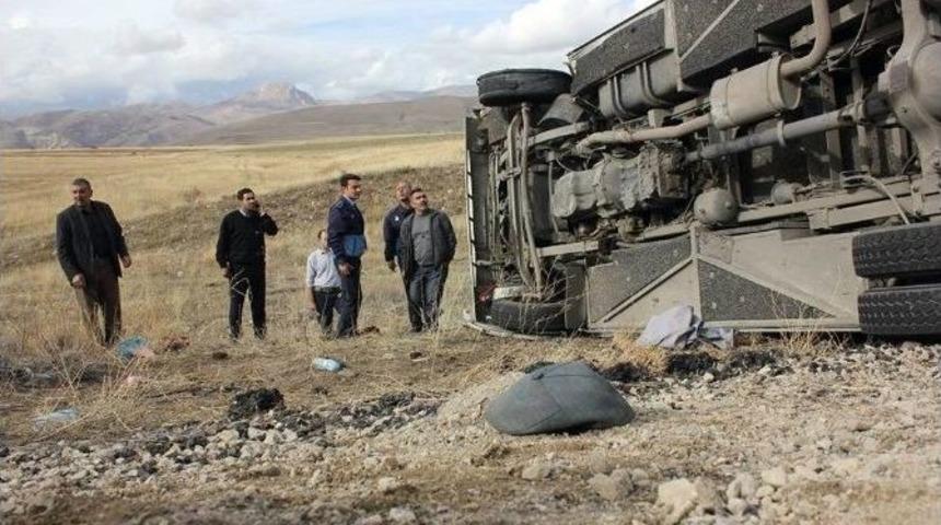 Lastiği Patlayan Yolcu Otob&uuml;s&uuml; Şarampole U&ccedil;tu: 20 Yaralı