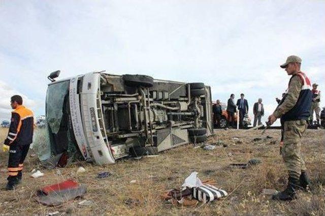 Lastiği Patlayan Yolcu Otobüsü Şarampole Uçtu: 20 Yaralı