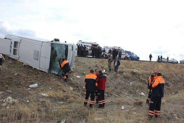 Lastiği Patlayan Yolcu Otobüsü Şarampole Uçtu: 20 Yaralı