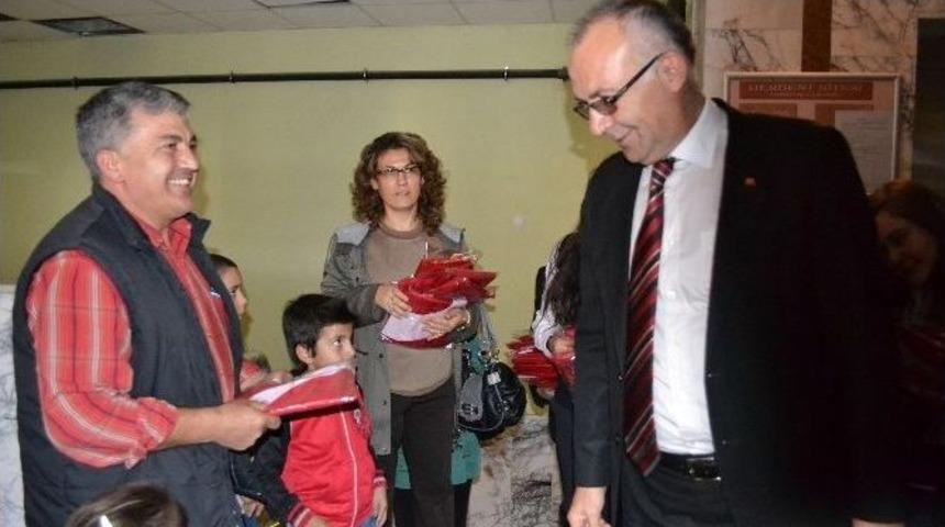 Valilik Vatandaşa Bin Adet Bayrak Dağıttı