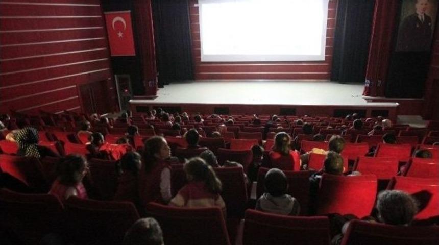 Gebzeli &Ccedil;ocuklar Hı&ccedil;kıdık&rsquo;ın Maceralarını İzledi