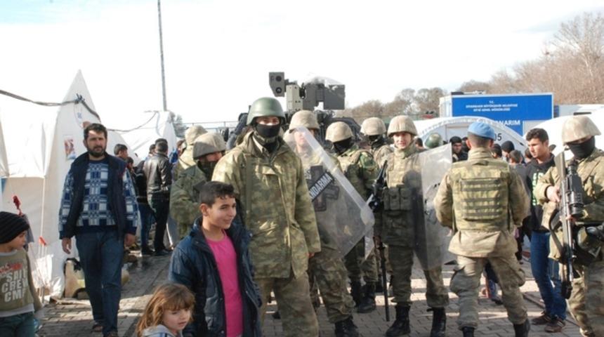 Asker Ezidi kampına girip &Ouml;calan posterlerini indirdi
