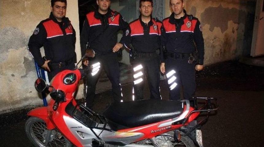 Gazetecinin Motorunu &Ccedil;alan Hırsızlar Polisin Dikkatiyle Yakalandı