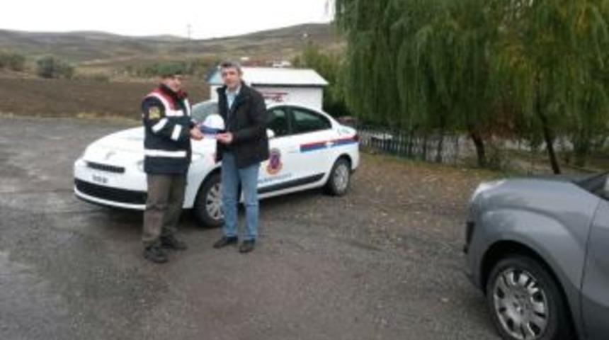 Jandarma Trafik Ekipleri Yol Uygulamasında Vatandaşlara Hediye Verdi