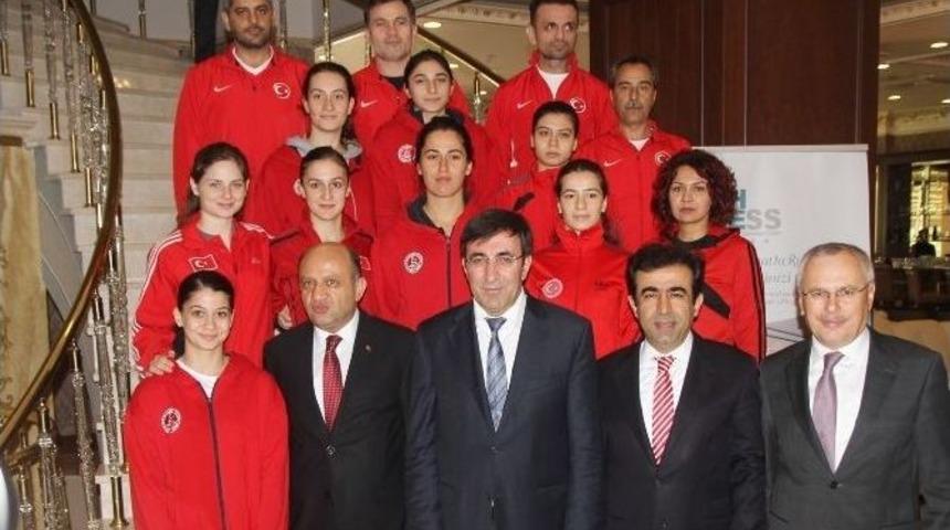 Y&uuml;cel Ve Bakanlardan, Karate Milli Takımına Ziyaret