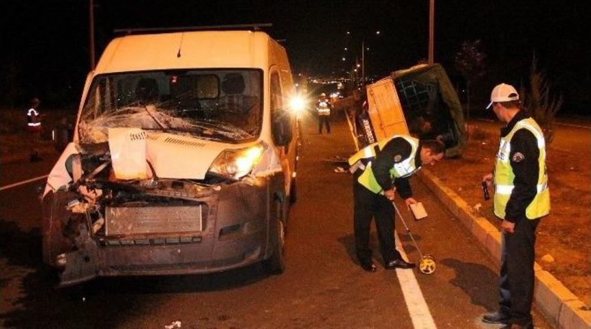 Kamyonet İle Minib&uuml;s &Ccedil;arpıştı: 7 Yaralı