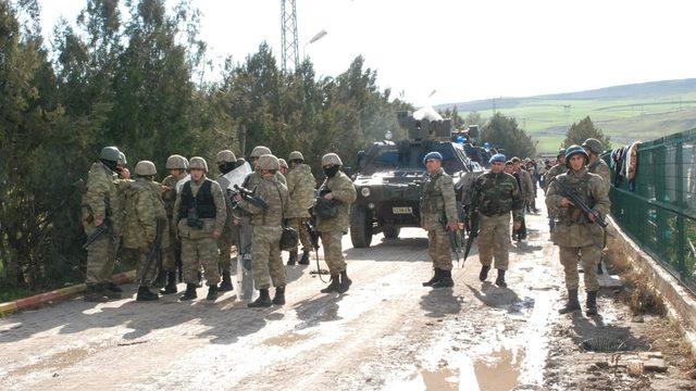 Asker Ezidi kampına girip &Ouml;calan posterlerini indirdi 6