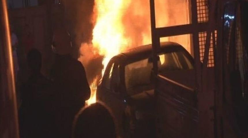 Başkentte Park Halindeki Otomobiller Alev Alev Yandı