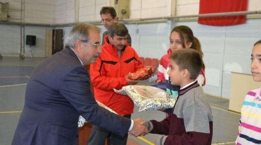 Başarılı &Ouml;ğrencilere &Ouml;d&uuml;lleri Dağıtıldı