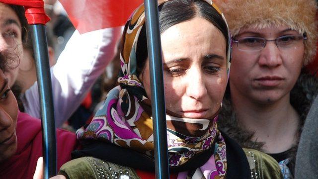 Asker Ezidi kampına girip &Ouml;calan posterlerini indirdi 11